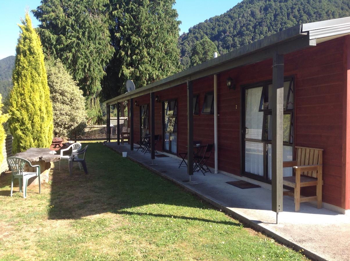 欧文河酒馆和汽车旅馆 Owen River 外观 照片